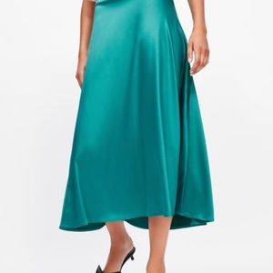 It’s been in my closet for a while and I have never worn it, so decided to sell!